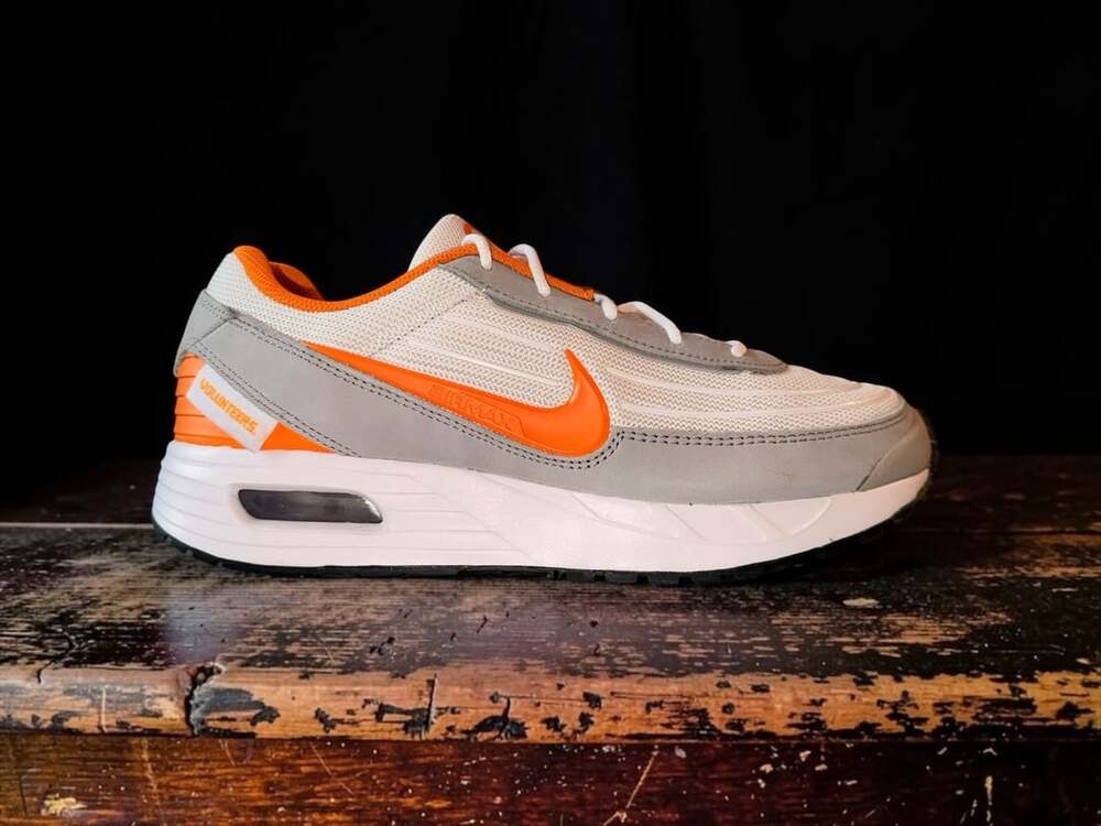 Nike Air Max Verse Tennessee Volunteers Sneakers IB3221-100